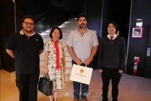 吴明越大使、巴拉圭共产党总书记纳吉布·阿马多以及巴拉圭共青团亚松森代表合影。（图片来源：越通社）