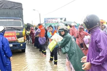 向得乐省灾民提供食物援助。