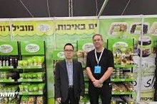 越南驻以色列商务参赞黎泰和参观展位。