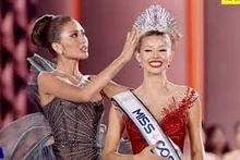 美国佳丽加冕2025年环宇小姐大赛冠军。