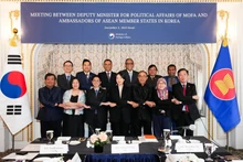 韩国外交部次官补郑义慧和东盟各国驻韩大使合影。