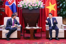 越共中央政治局委员、公安部长梁三光上将会见斯洛伐克副总理兼国防部长罗贝尔特·卡利尼亚克。