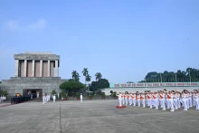 出席越共政府第一次代表大会的代表团入陵瞻仰胡志明主席遗容【组图】