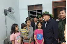 越南政府常务副总理阮和平亲切慰问受灾群众。