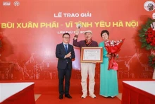组委会向“作品奖——热爱河内”获得者颁奖。