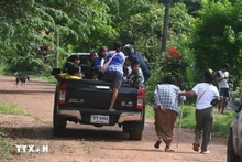 泰国素林府民众在泰柬边境地区冲突重燃后撤离。