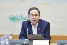 越南国会主席陈青敏发言。