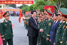 梁强主席与各位代表亲切交流。(图片来源:越通社)