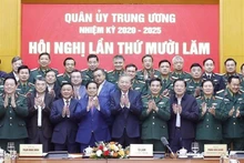 越共中央总书记、中央军委书记苏林和各位代表合影。