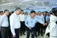 越共中央总书记苏林亲切慰问正在福盛乡公共行政中心办理手续的群众。