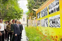 展览会展出100幅图片，介绍阮文灵同志的革命生涯及他对南方革命作出的重大贡献。（图片来源：越通社）