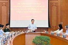 越共中央书记处常务书记陈锦秀主持召开中央直属各党务机关、办公厅、党委、机关和群体组织工作例会。