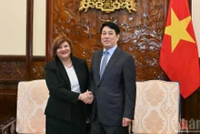 越南国家主席梁强与阿拉伯埃及共和国驻越大使阿玛尔·阿卜杜勒·卡德尔·艾尔穆尔西·萨拉马。
