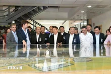 胡德福副总理考察西班牙塞维利亚空客工厂 。（图片来源：越通社）