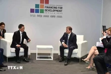 政府副总理胡德福分别会见西班牙首相与芬兰对外贸易和发展部长