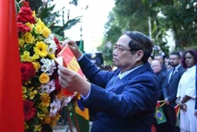 范明正总理在里约热内卢胡志明主席纪念牌前敬献花圈。（图片来源：越通社）