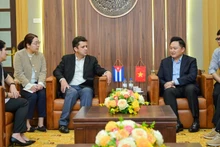 《人民报》社副总编辑潘文雄会见古巴驻越南大使馆工作代表团。