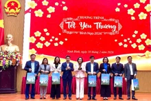 越南国会副主席阮氏清向宁平省民众赠送春节慰问品。