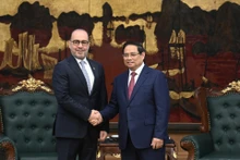 范明正总理（右）与哈立德·阿里·阿卜杜拉·阿贝尔大使。