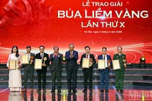 苏林总书记和范明正总理向获得一等奖的作者颁发奖状。