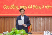 国防部长潘文江大将赴高平省检查选举准备工作。