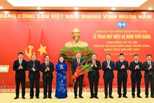 苏林总书记和各位领导同志合影。