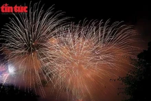 越南首都河内将于除夕夜（2月17日）0点至0点15分，在全市所有坊、乡的34个地点燃放烟花。（图片来源：信息报）