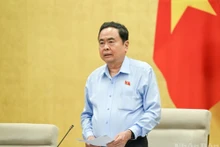 国会主席陈青敏在会议上发表讲话。