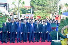 范明正总理同各位代表向位于广义省慕德乡的范文同纪念园敬献花圈。