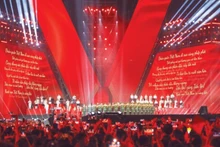 《人民报》社主办的文艺晚会《祖国在心中》吸引广大人民的关注。（世代 摄）