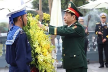 国防部领导向武元甲大将敬香献花。