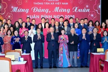 苏林总书记与越通社干部领导合影留念。