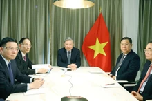 苏林总书记与美国参议员通电话。