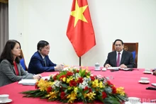 越南政府总理范明正与新加坡总理黄循财通电话。