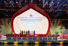 越南文化体育与旅游部文化遗产局局长黎氏秋贤在活动上向宁平省公布并颁发政府总理关于将三祝群体列为国家级特殊遗迹的决定。