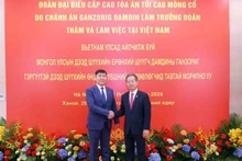 最高人民法院院长阮文广在河内会见并与蒙古国最高法院院长甘佐里格·丹丁。