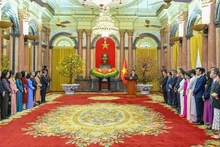 越南国家主席梁强与国家主席办公厅干部举行新春见面会。