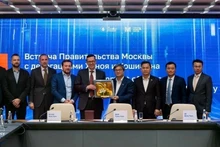 双方代表合影。（图片来源：越通社）