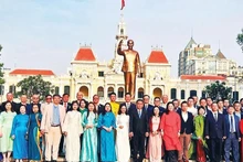 旅居海外越南人代表出席在胡志明市举行的2026年丙午春节海外越南人代表新春晚会。