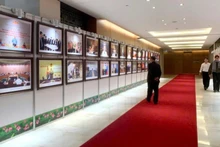 “越南国会与民族同行80年”展览会现场。