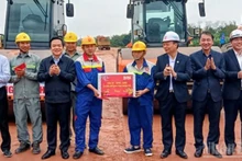 范光玉同志走访慰问新春期间奋战在重点交通工程一线的建设单位和施工人员。