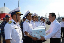 长沙特区人民委员会主席范清廉向赴各岛执行选举任务的海军力量移交投票箱、选民证、选票及相关资料。（图片来源：越通社）