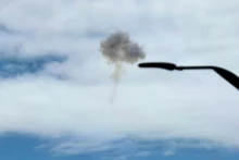 2月28日，以色列耶路撒冷地区上空升起浓烟。（图片来源：越通社）