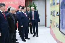 范明正总理参观越南社会科学翰林院的汉喃字展示空间。