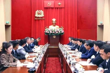 双方会见场面。