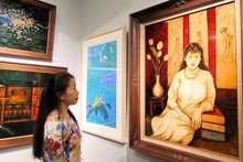 观众在“友谊色彩”展览空间欣赏艺术作品。（图片来源：越通社）