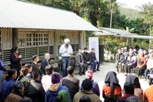 加拿大国际发展部部长兰迪普·萨莱造访老街省民众。（图片来源：老街报）