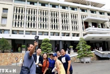 中国游客参观胡志明市统一宫。（图片来源：越通社）