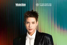 参加晚会的一名歌手。