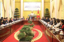 新闻发布会场景。